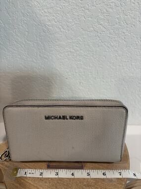 Michael Kors Jet Set Pebbled Leather Zip Around Wristlet Wallet Beige Taupe EUC